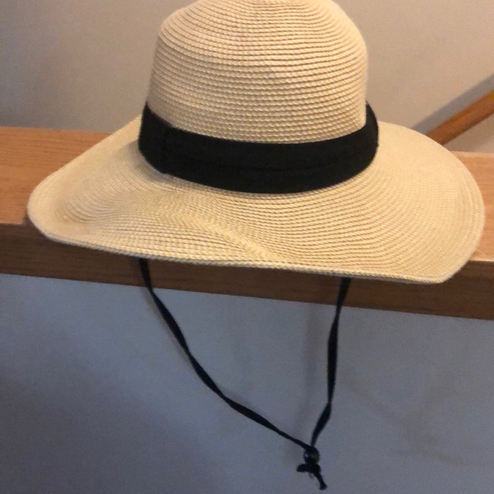 Floppy hat with black band